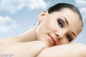 Tranh gương mặt xinh đẹp của cô gái trẻ treo tường spa