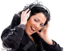 Tranh cô gái đeo headphone cười rạng rỡ
