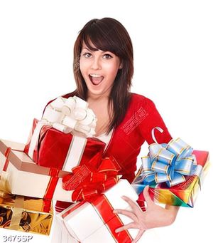 Tranh cô gái trẻ bên những hộp quà