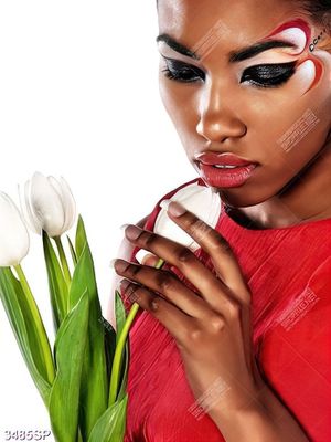Tranh người mẫu da màu bên hoa tulip trắng