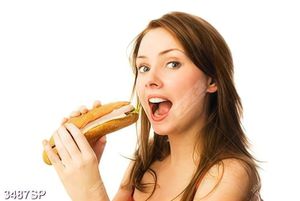 Tranh cô gái trẻ ăn bánh mỳ kẹp xúc xích