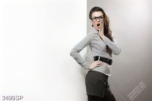 Tranh cô gái với biểu cảm gương mặt bất ngờ