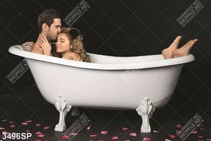 Tranh cặp đôi ôm nhau trong bồn tắm