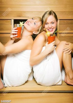 Tranh hai cô gái uống sinh tố trong phòng xông hơi