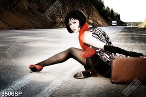 Tranh cô gái trẻ ngồi bắt xe bên đường