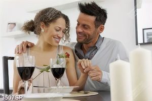 Tranh cặp đôi cùng ăn tối