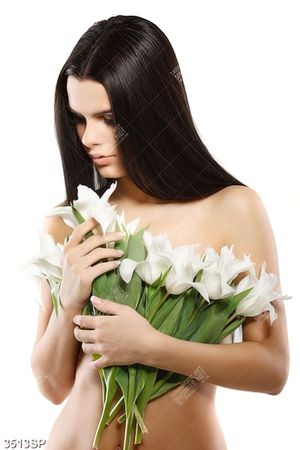 Tranh cô gái ôm bó hoa trắng che đi vòng một treo spa