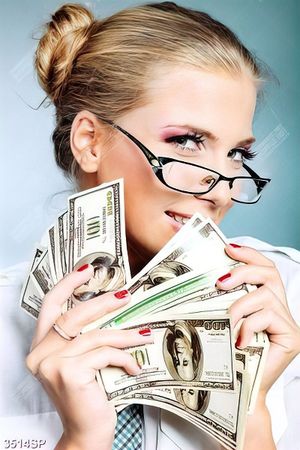 Tranh cô gái cầm tiền đô lâ