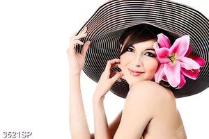 Tranh cô gái cài hoa ly đỏ trên mái tóc