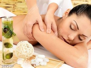 Tranh cô gái nằm massage body thư giãn in canvas