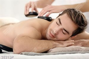 Tranh chàng trai nằm massage đá nóng treo spa