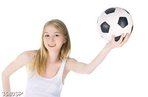 Tranh cô gái trẻ cầm trái bóng