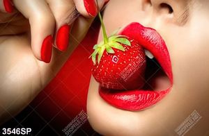 Tranh đôi môi đỏ cắn dâu tây