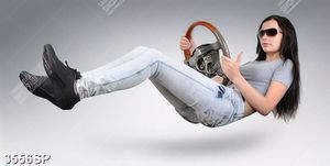 Tranh cô gái cầm vô lăng nghệ thuật