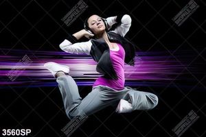Tranh cô gái nhảy đeo tai nghe nghệ thuật