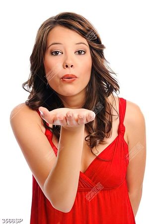 Tranh cô gái mặc váy đỏ