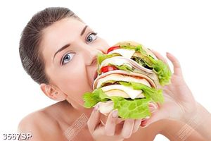 Tranh cô gái ăn bánh mỳ hambergơ