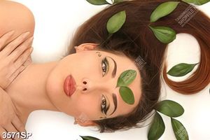 Tranh cô gái bên những chiếc lá nghệ thuật treo spa