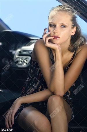 Tranh cô gái trẻ ngồi trong xe ô tô