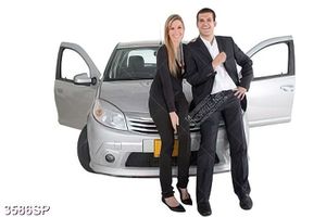 Tranh cặp đôi ngồi trước xe ô tô