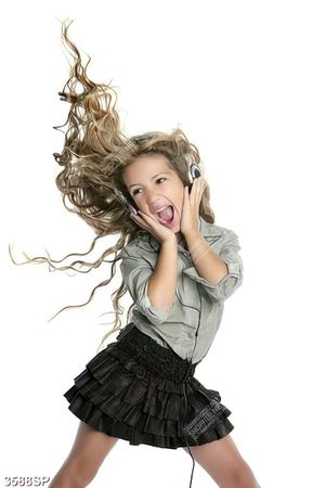 Tranh cô bé vui vẻ nghe nhạc