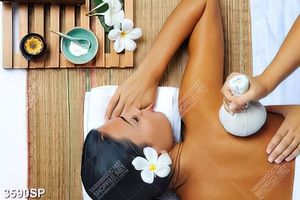 Tranh cô gái nằm massage thư giãn