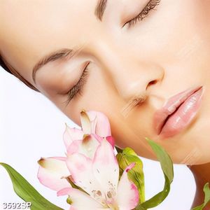Tranh người đẹp nhắm mắt bên bông hoa