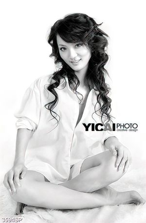 Tranh nghệ thuật trắng đen cô gái tóc xoăn