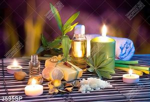Tranh ngọn nến và lọ tinh dầu treo spa