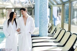 Tranh cặp đôi mặc áo choàng tắm