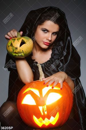Tranh cô gái bên đèn bí ngô Halloween