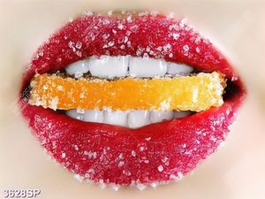 Tranh đôi môi cắn lát cam vàng