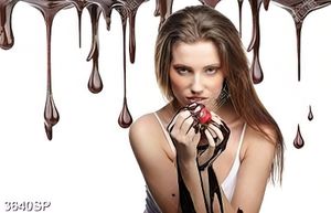 Tranh cô gái cầm dâu tây ngọt ngào nghệ thuật treo spa