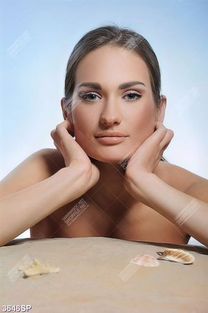 Tranh gương mặt cô gái đẹp không tỳ vết
