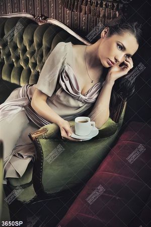 Tranh cô gái cầm tách tà ngồi suy tư