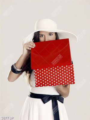 Tranh cô gái trẻ mở hộp quà đỏ