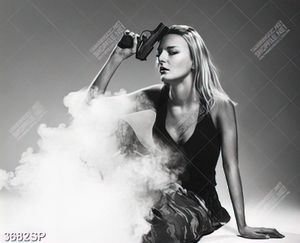 Tranh nghệ thuật trắng đen cô nàng cá tính bên làn khói trắng