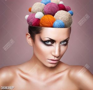Tranh nghệ thuật cô gái đội những cuộn len