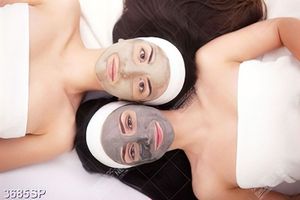 Tranh hai cô gái nằm đắp mặt nạ
