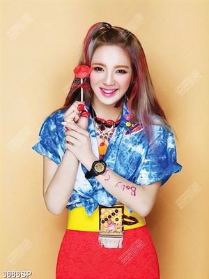 Tranh cô gái trẻ trung xinh đẹp