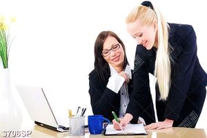Tranh hai nữ nhân viên văn phòng vui vẻ làm việc