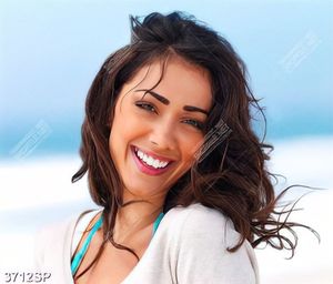 Tranh cô gái trẻ cười rạng rỡ