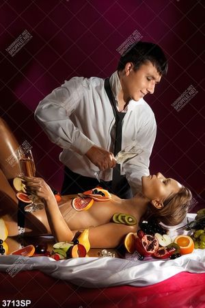 Tranh người mẫu ẩm thực