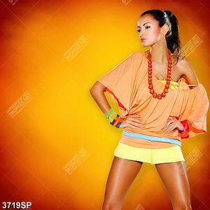 Tranh cô gái trẻ với trang phục nổi bật