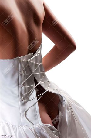 Tranh cô gái mặc chiếc váy cưới sexy