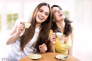 Tranh hai cô gái thưởng thức trà