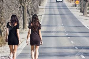 Tranh hai cô gái đi bộ trên đường