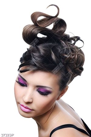 Tranh cô gái make up và làm tóc nghệ thuật