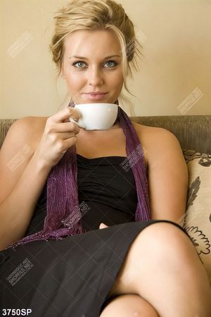 Tranh cô gái tóc vàng ngồi uống trà