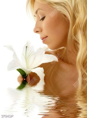 Tranh người đẹp tóc vàng bên bông hoa ly trắng